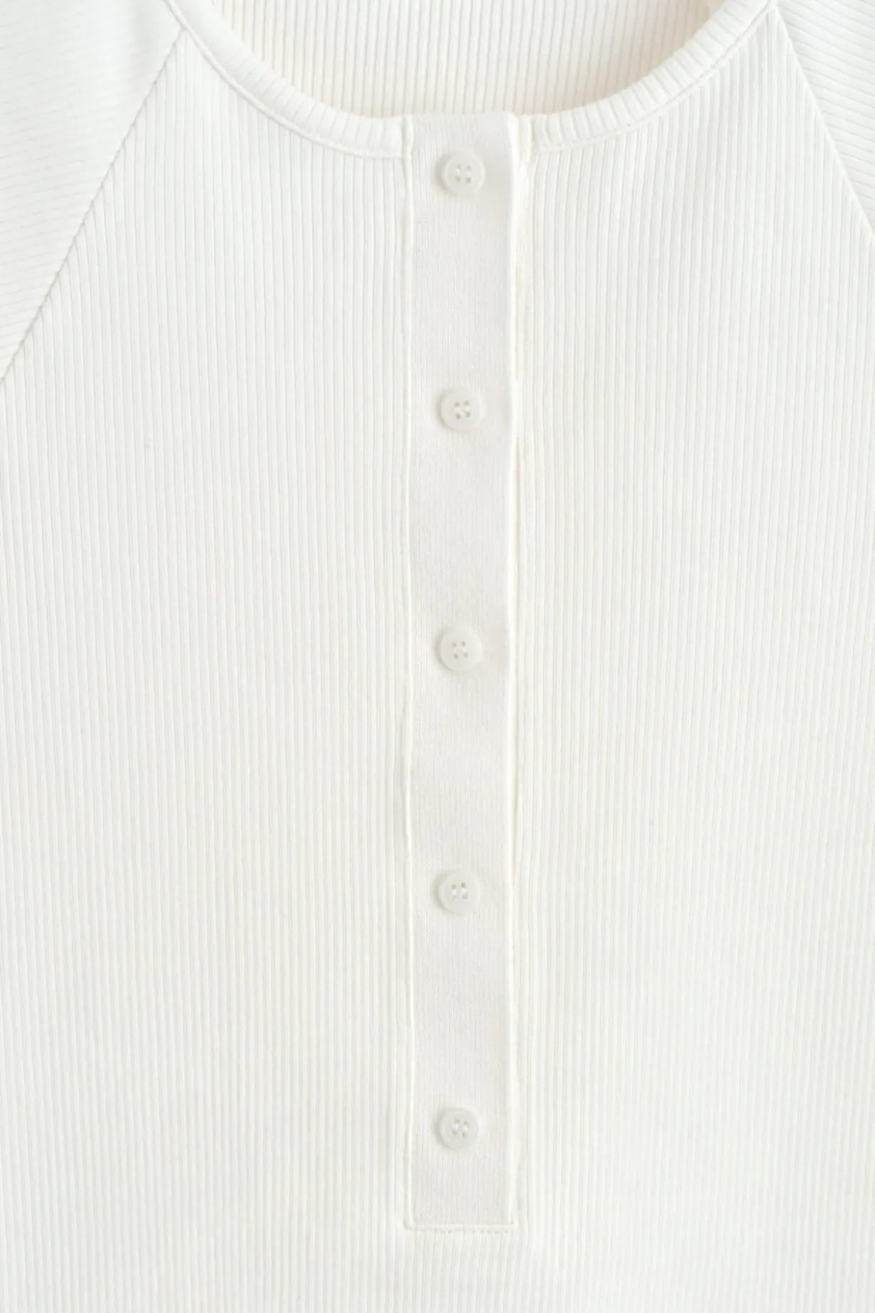 ABGERUNDETES, GERIPPTES HENLEY-OBERTEIL AUS JERSEY