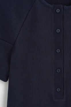 ABGERUNDETES, GERIPPTES HENLEY-OBERTEIL AUS JERSEY