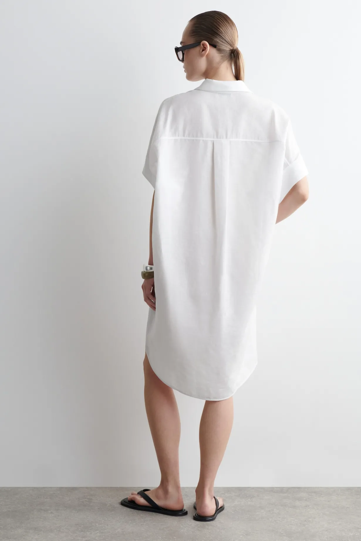 ABGERUNDETES HEMDKLEID AUS LEINEN-BAUMWOLL-MIX