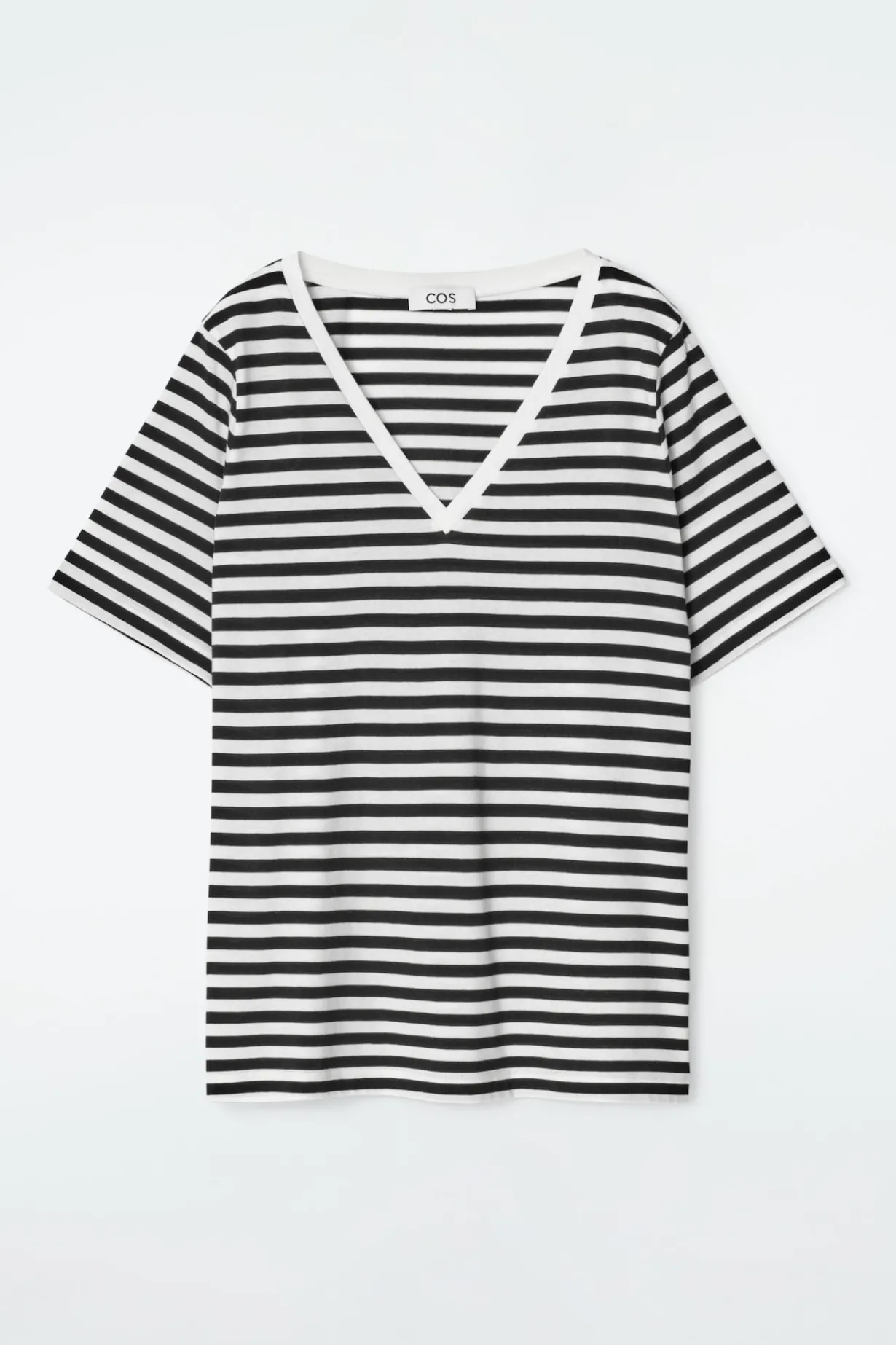 ALLTAGS-T-SHIRT MIT V-AUSSCHNITT