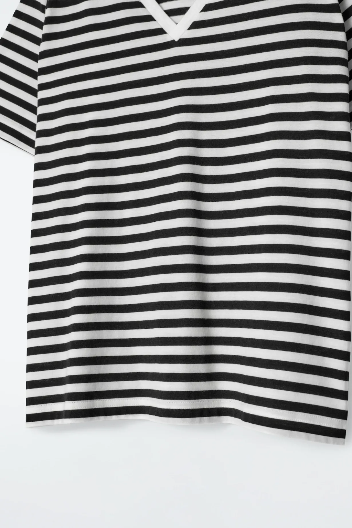 ALLTAGS-T-SHIRT MIT V-AUSSCHNITT