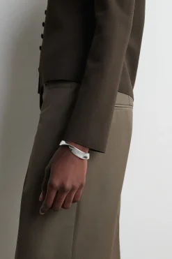 ARMBAND IN GEDREHTER OPTIK