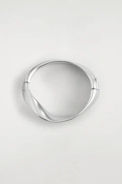 ARMBAND IN GEDREHTER OPTIK
