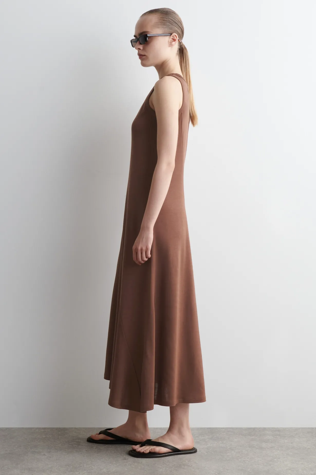 ASYMMETRISCHES MIDIKLEID AUS JERSEY