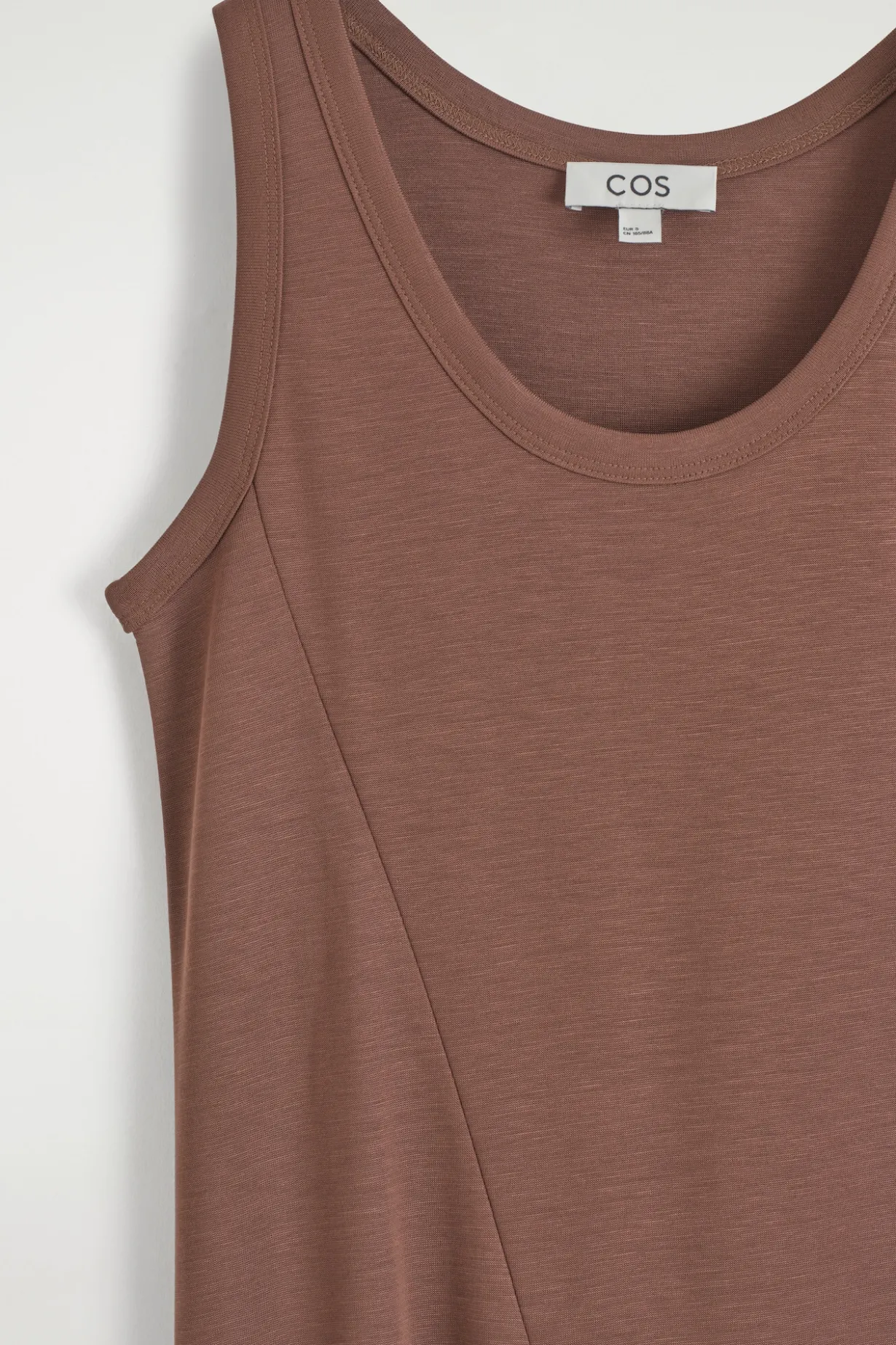 ASYMMETRISCHES MIDIKLEID AUS JERSEY
