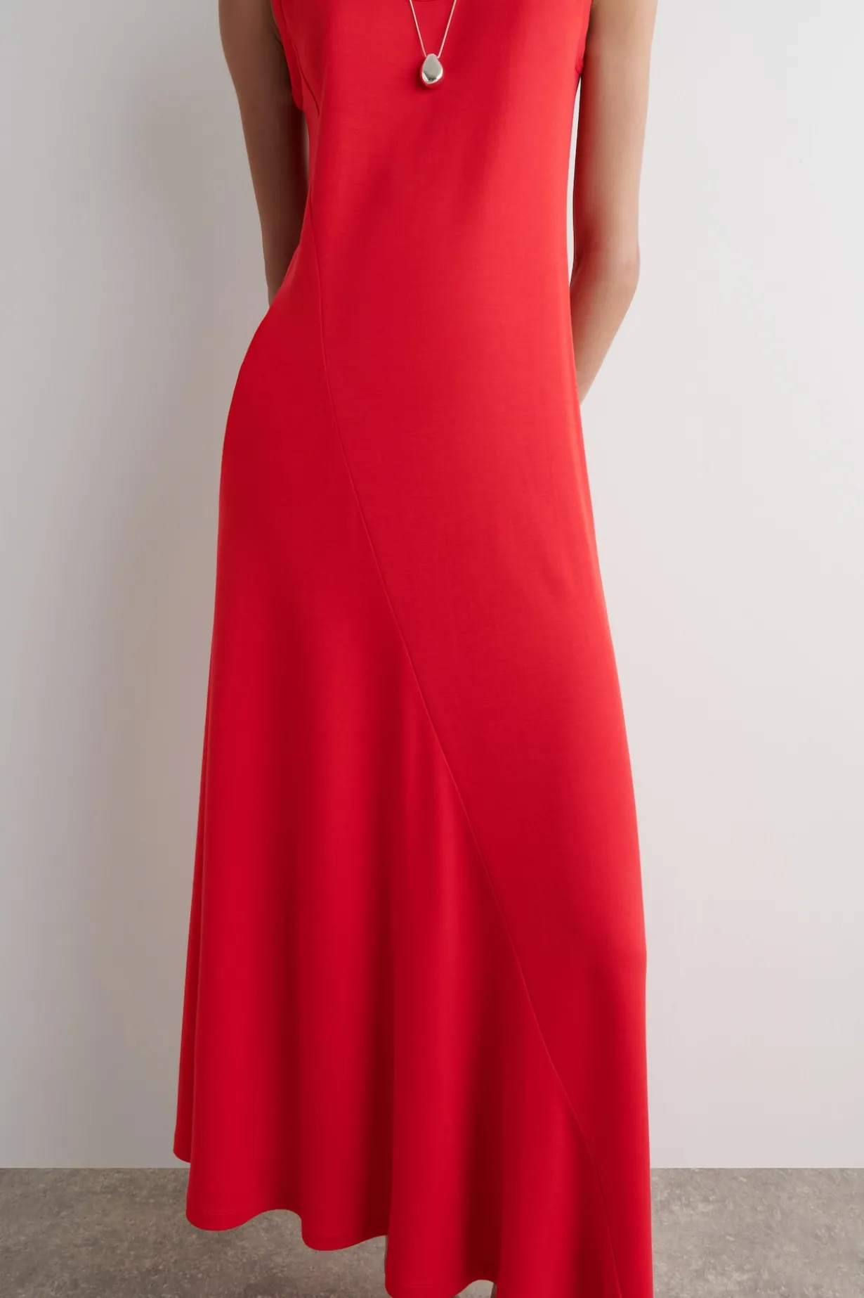 ASYMMETRISCHES MIDIKLEID AUS JERSEY