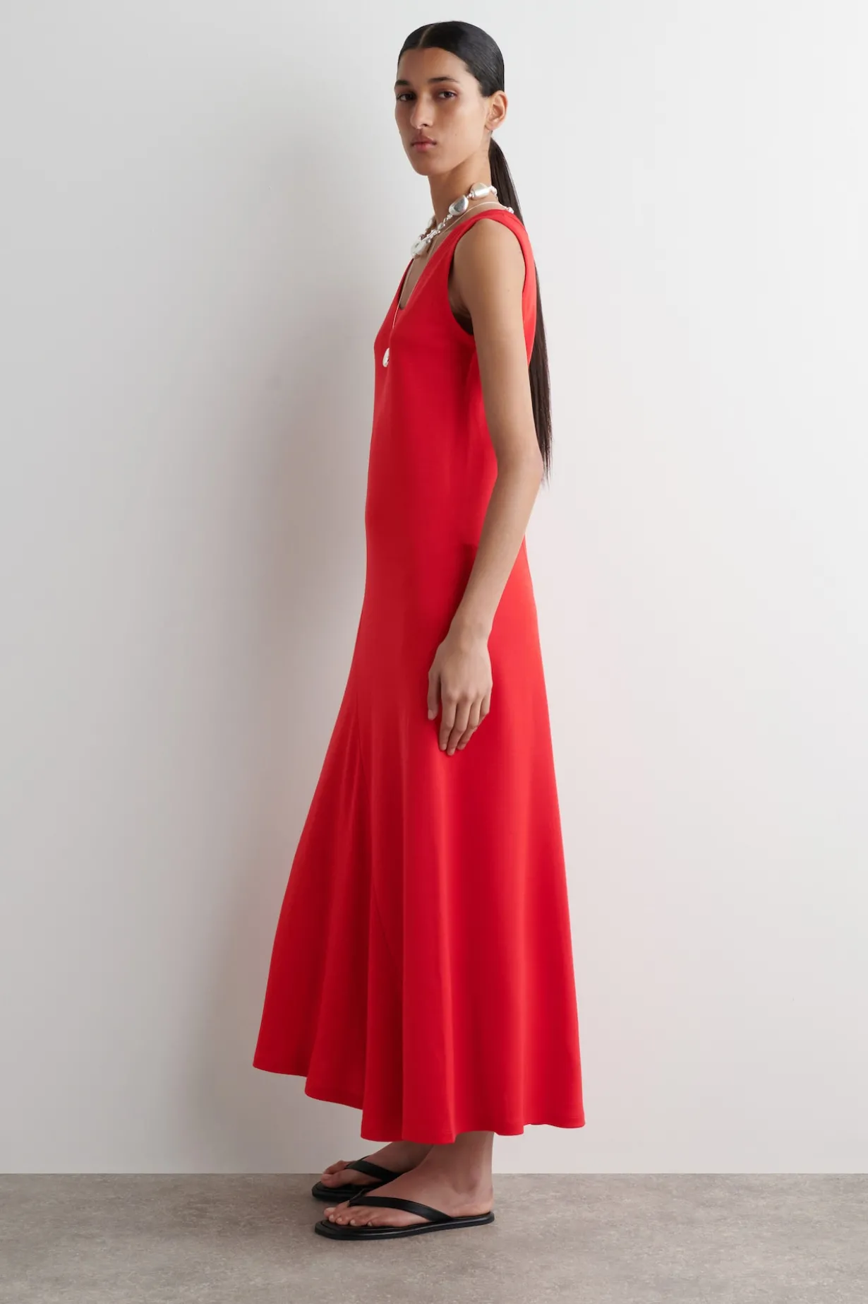 ASYMMETRISCHES MIDIKLEID AUS JERSEY