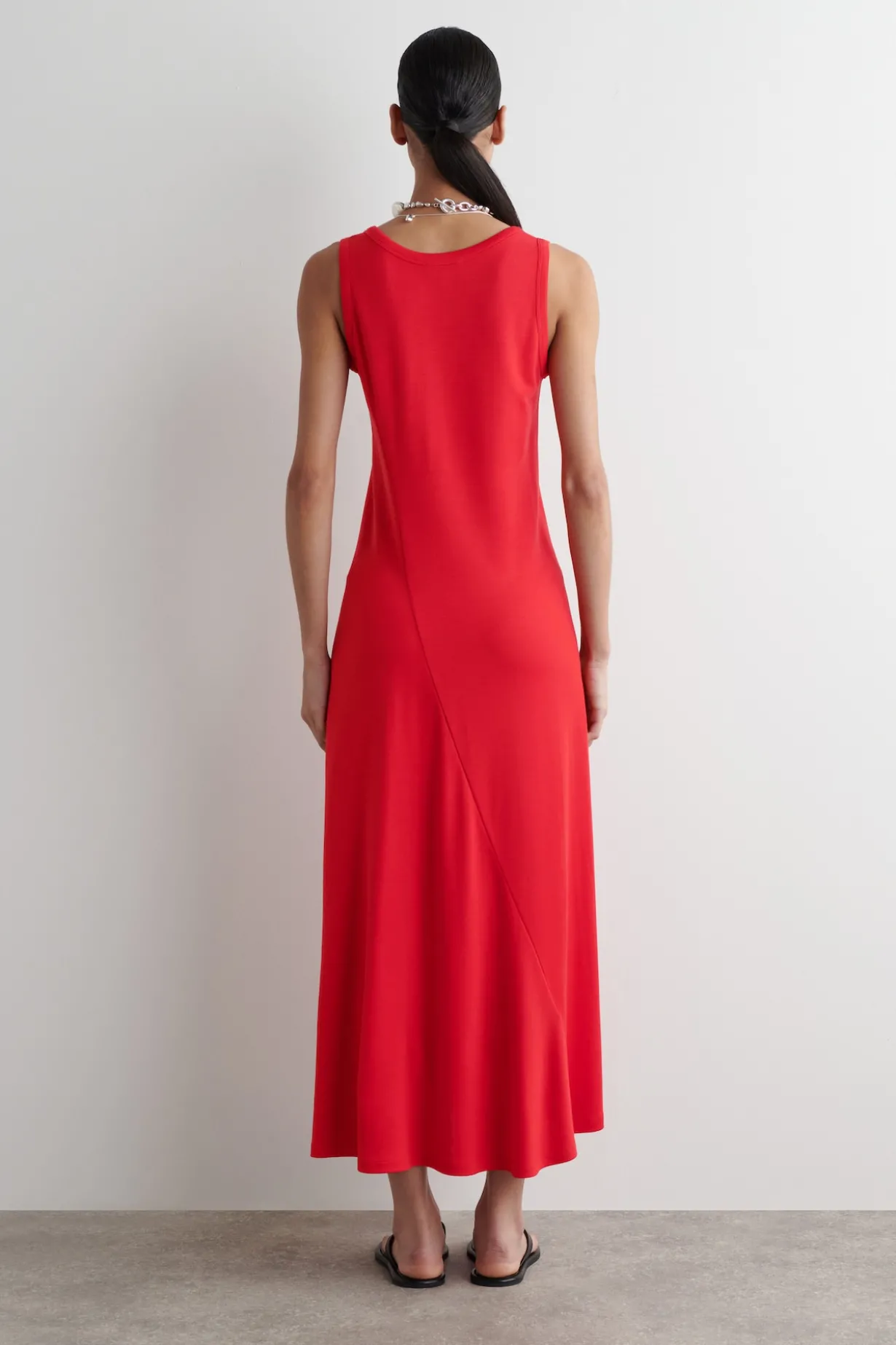 ASYMMETRISCHES MIDIKLEID AUS JERSEY