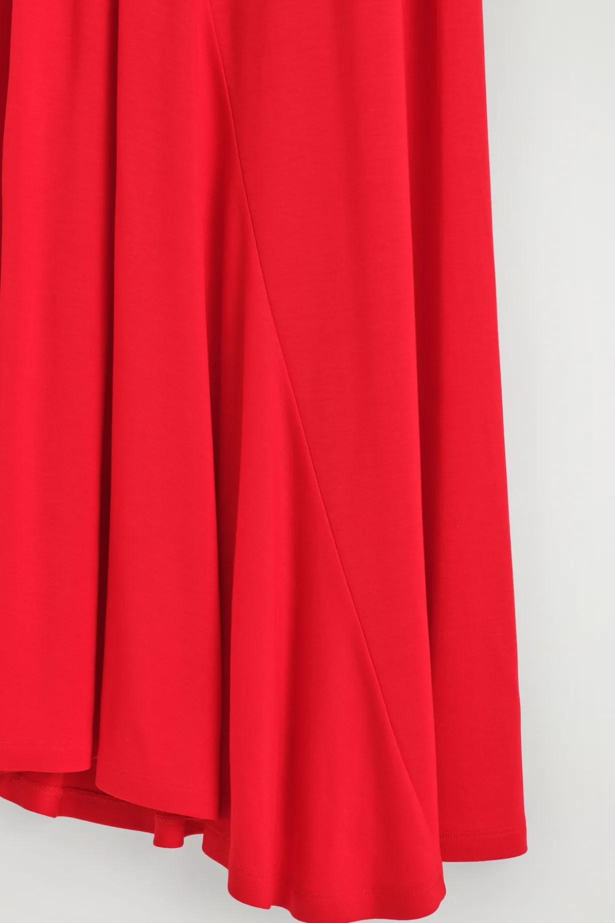 ASYMMETRISCHES MIDIKLEID AUS JERSEY