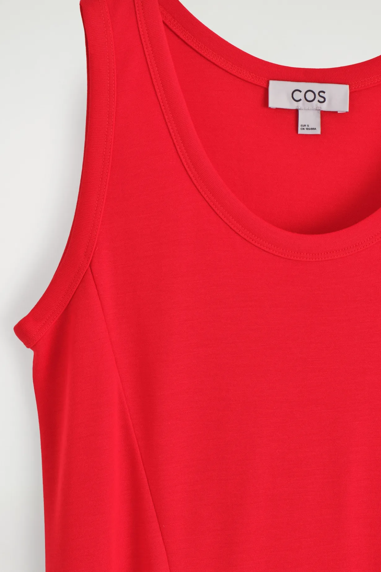 ASYMMETRISCHES MIDIKLEID AUS JERSEY