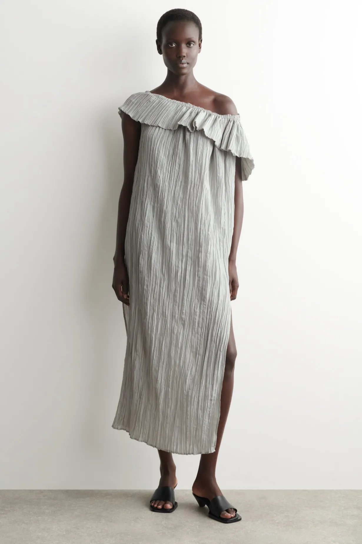 ASYMMETRISCHES SEIDENKLEID MIT FALTEN