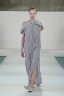 ASYMMETRISCHES SEIDENKLEID MIT FALTEN