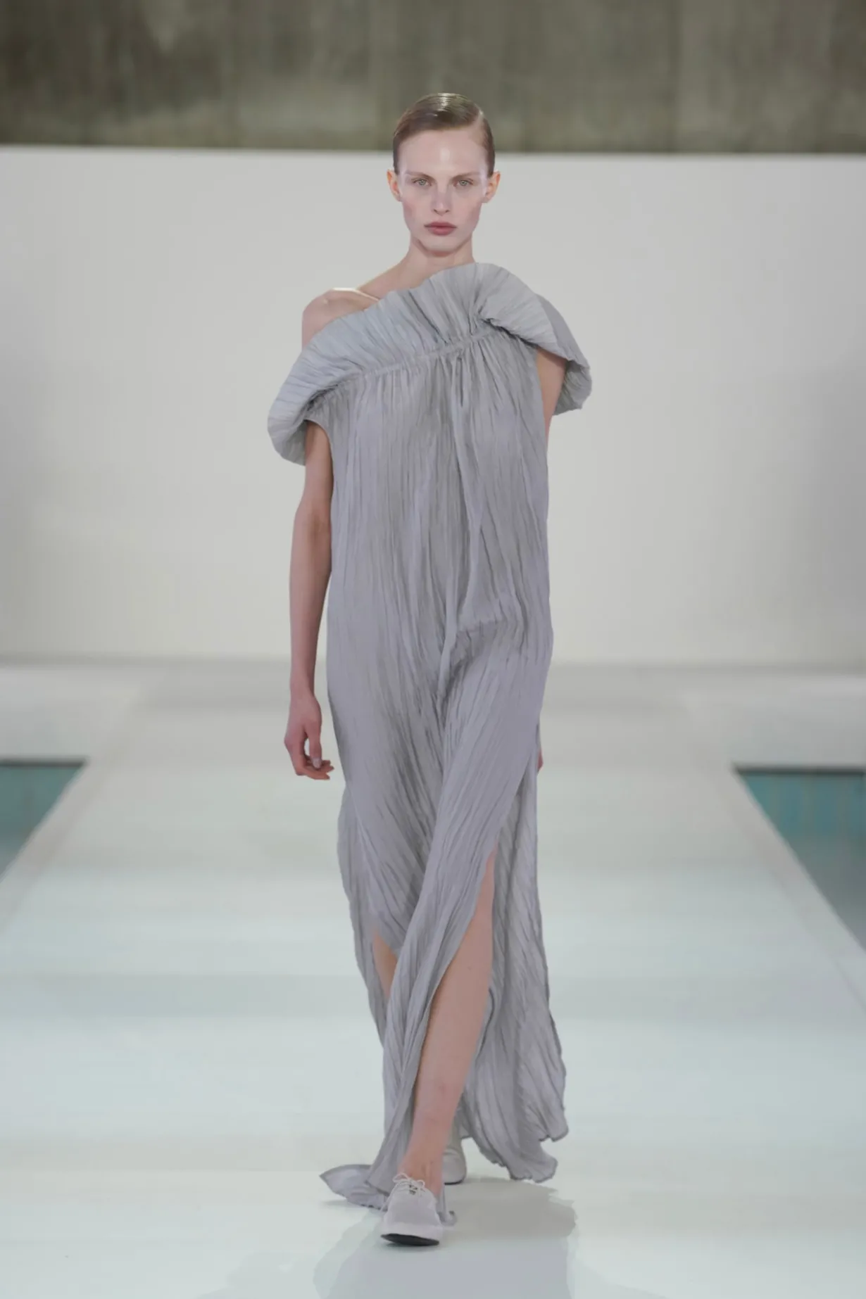ASYMMETRISCHES SEIDENKLEID MIT FALTEN