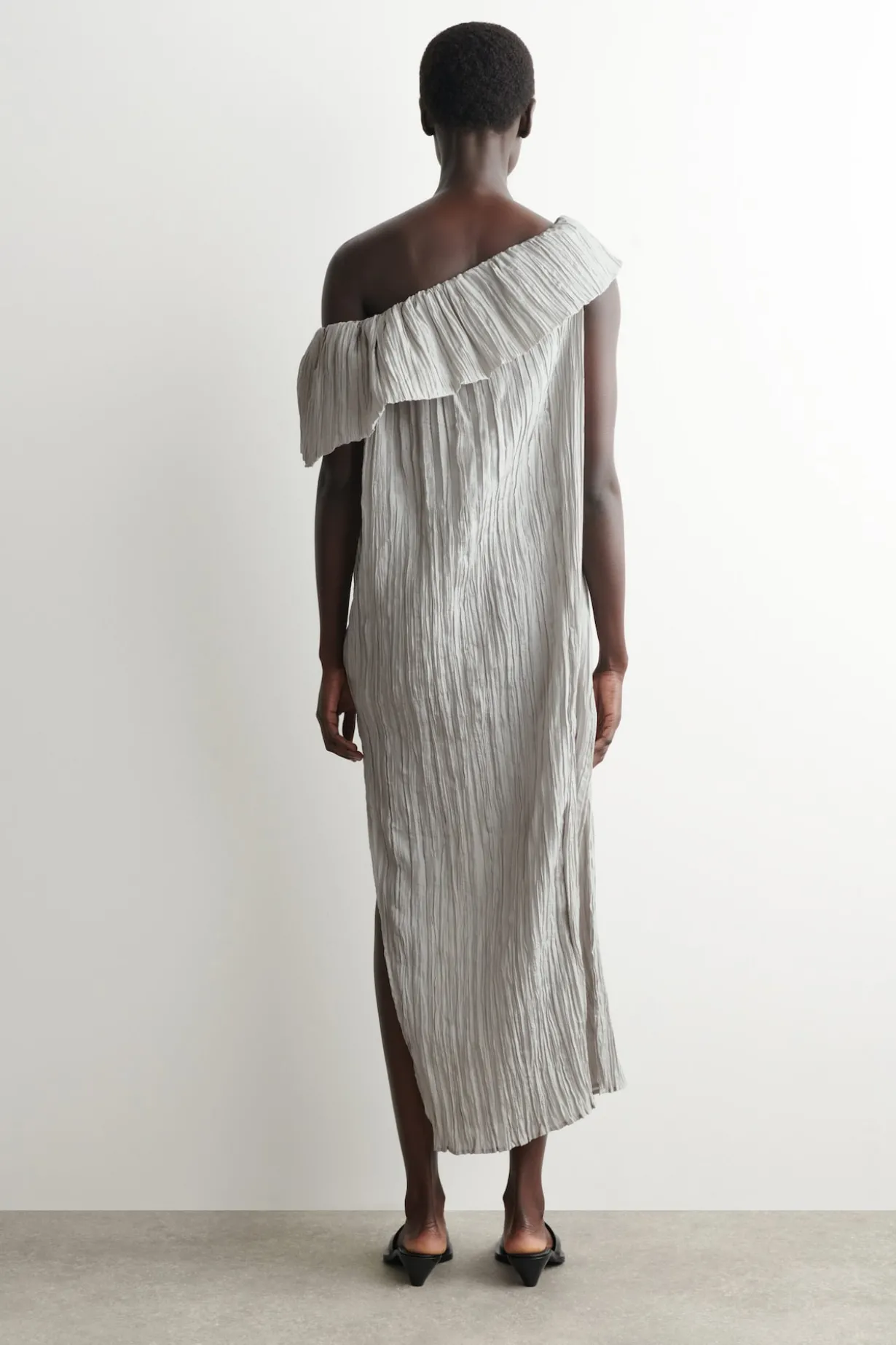 ASYMMETRISCHES SEIDENKLEID MIT FALTEN