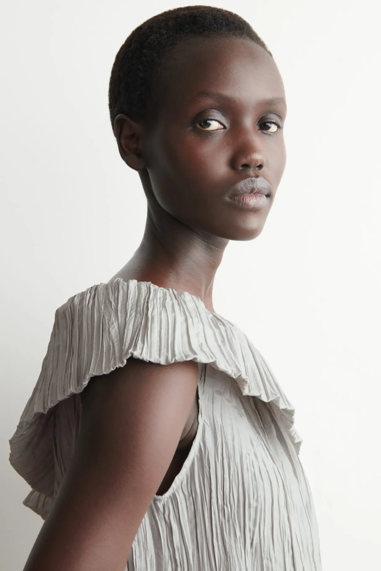 ASYMMETRISCHES SEIDENKLEID MIT FALTEN