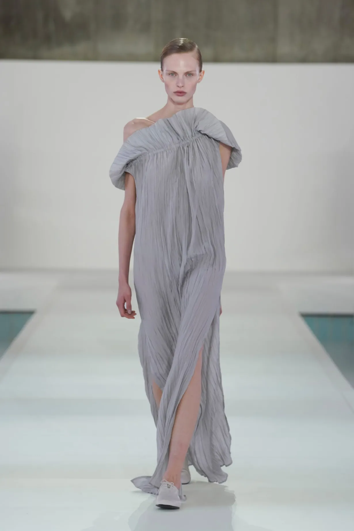 ASYMMETRISCHES SEIDENKLEID MIT FALTEN
