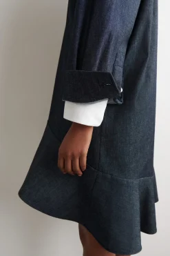 AUSGESTELLTES HEMDKLEID AUS DENIM IN MINILÄNGE