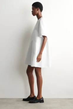 AUSGESTELLTES MINIKLEID AUS DENIM