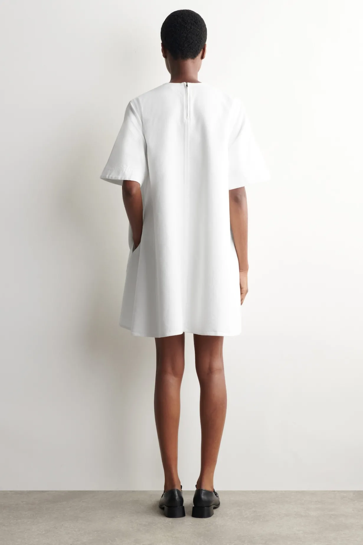 AUSGESTELLTES MINIKLEID AUS DENIM