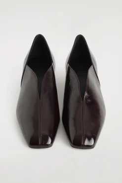 BALLERINAS AUS LEDER MIT SCHRÄGEM ABSATZ