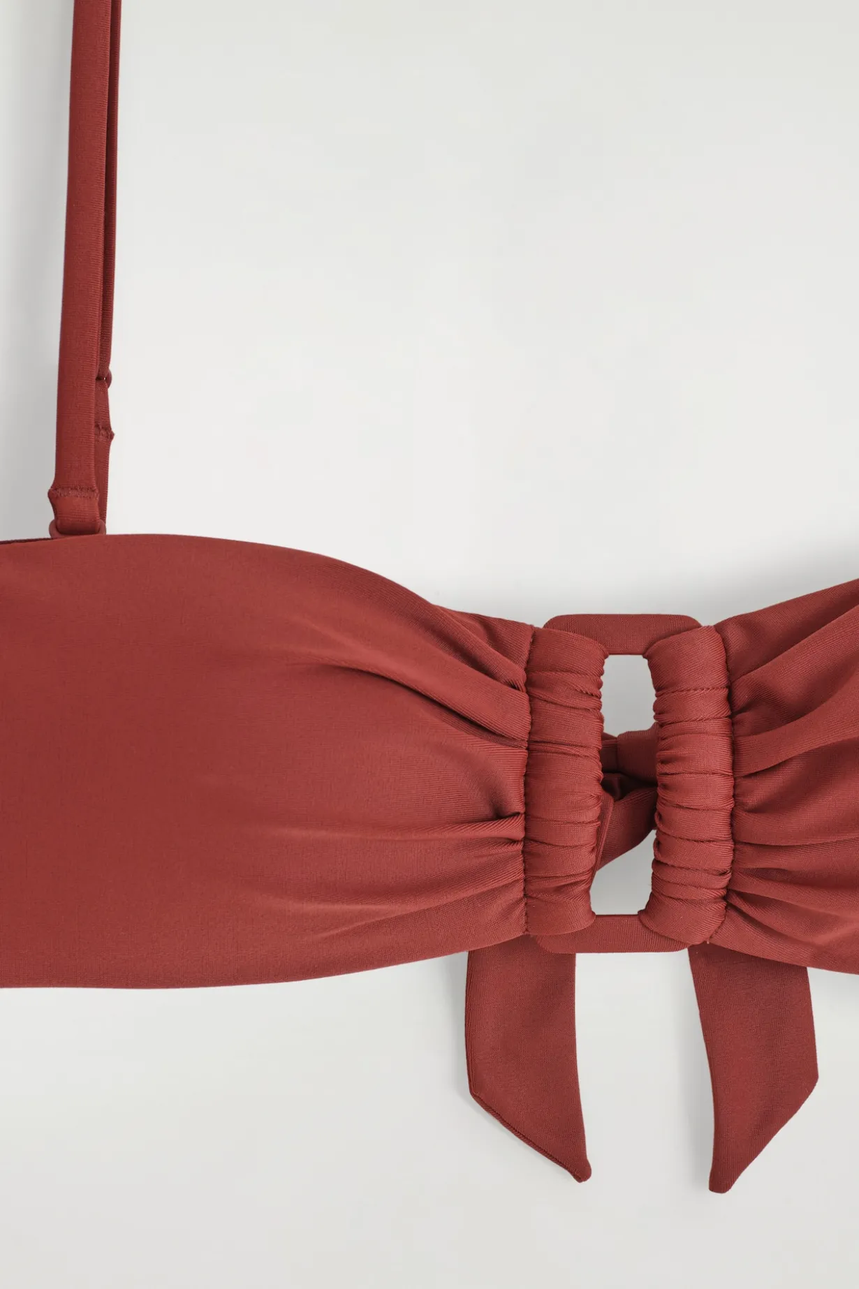BANDEAU-BIKINIOBERTEIL MIT RAFFUNG