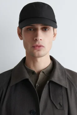 BASECAP AUS GLÄNZENDEM MATERIAL