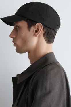 BASECAP AUS GLÄNZENDEM MATERIAL