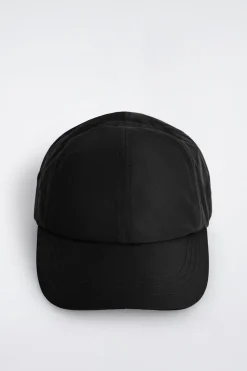 BASECAP AUS GLÄNZENDEM MATERIAL