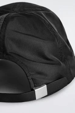 BASECAP AUS GLÄNZENDEM MATERIAL