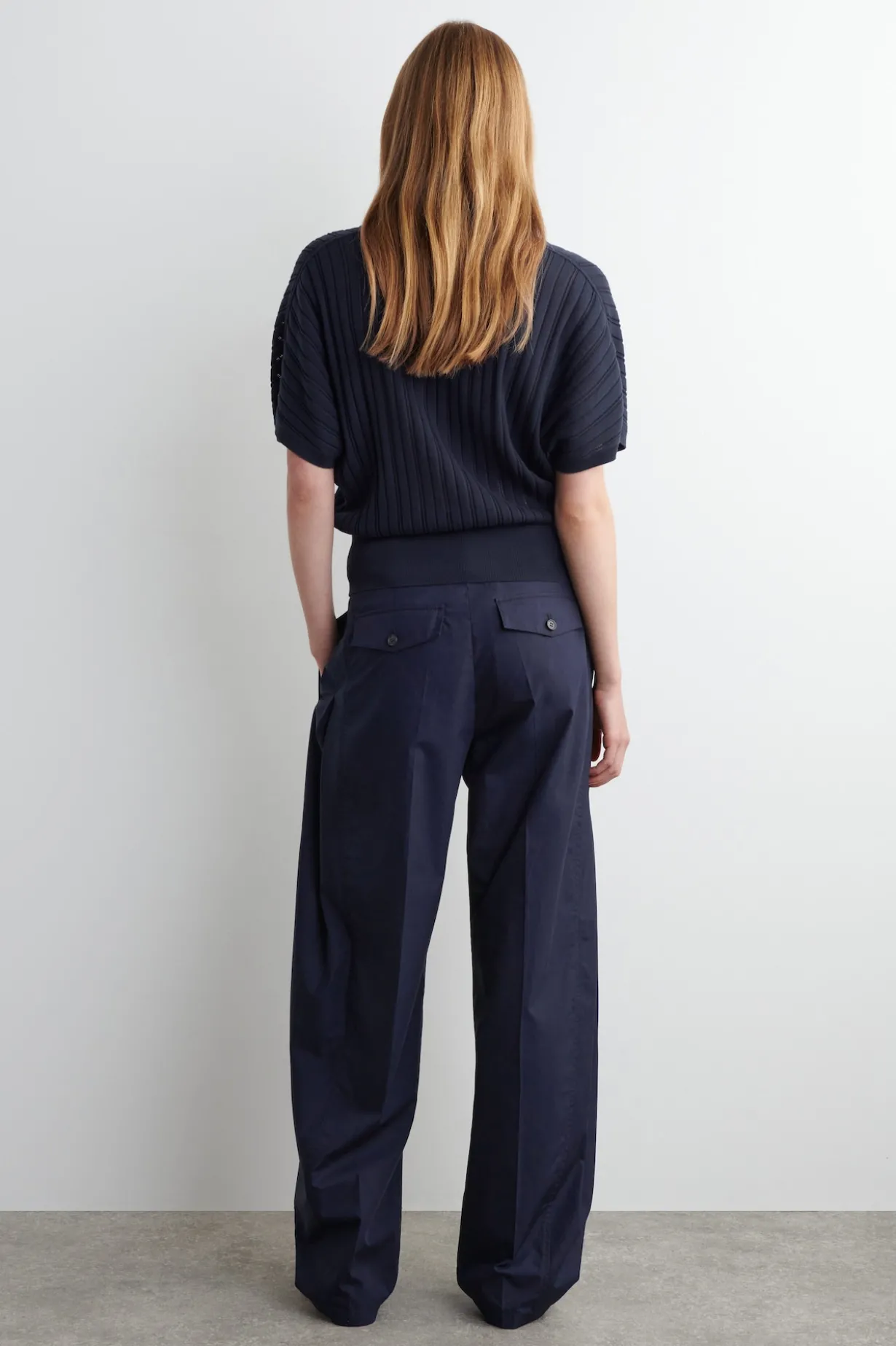 BAUMWOLLHOSE MIT BARREL-BEIN UND FALTEN