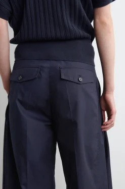 BAUMWOLLHOSE MIT BARREL-BEIN UND FALTEN