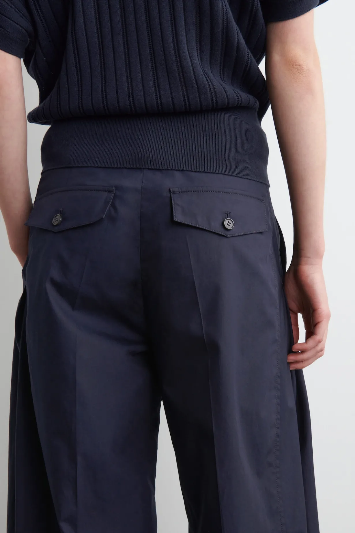 BAUMWOLLHOSE MIT BARREL-BEIN UND FALTEN