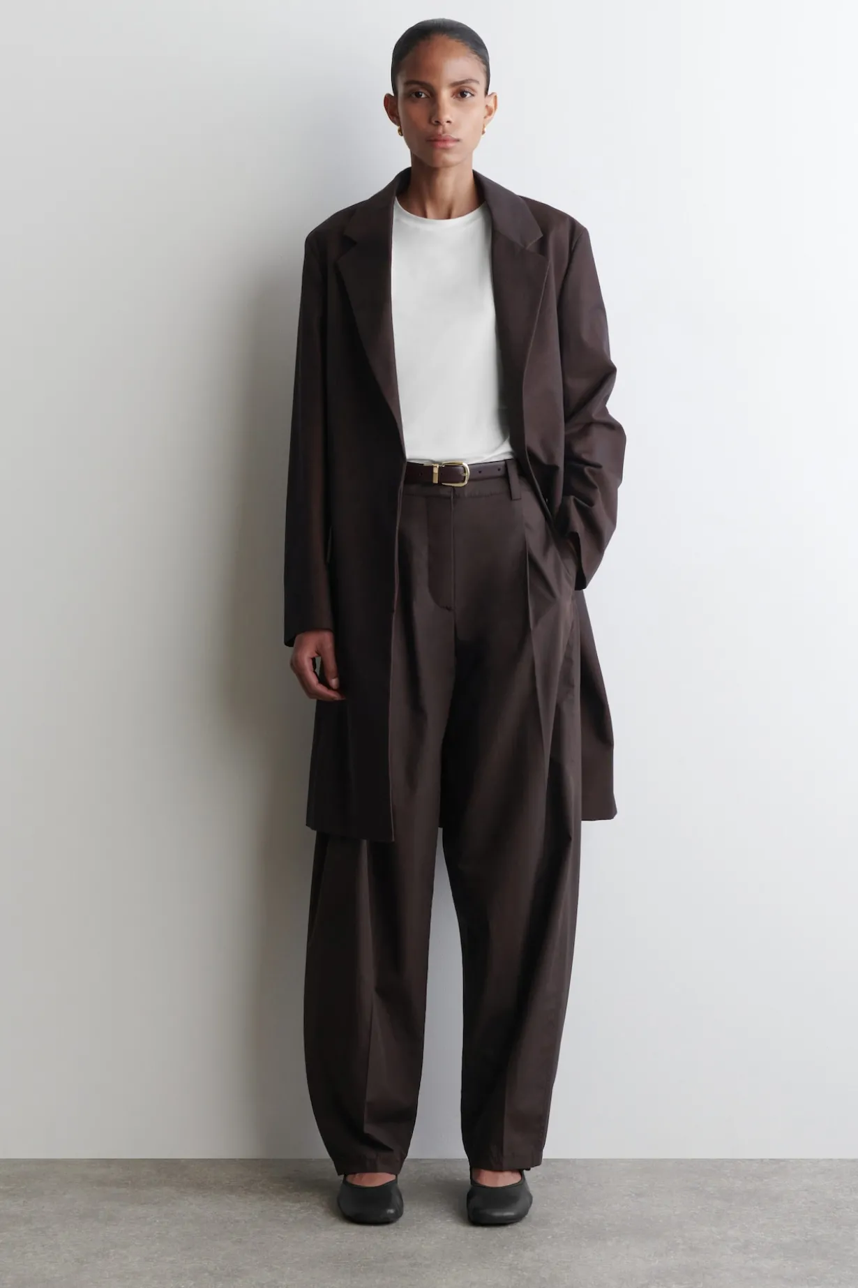 BAUMWOLLHOSE MIT BARREL-BEIN UND FALTEN