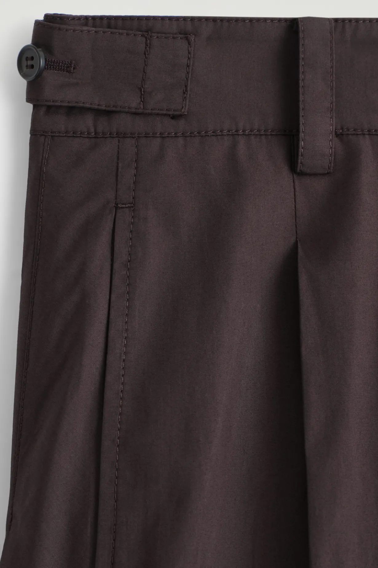 BAUMWOLLHOSE MIT BARREL-BEIN UND FALTEN