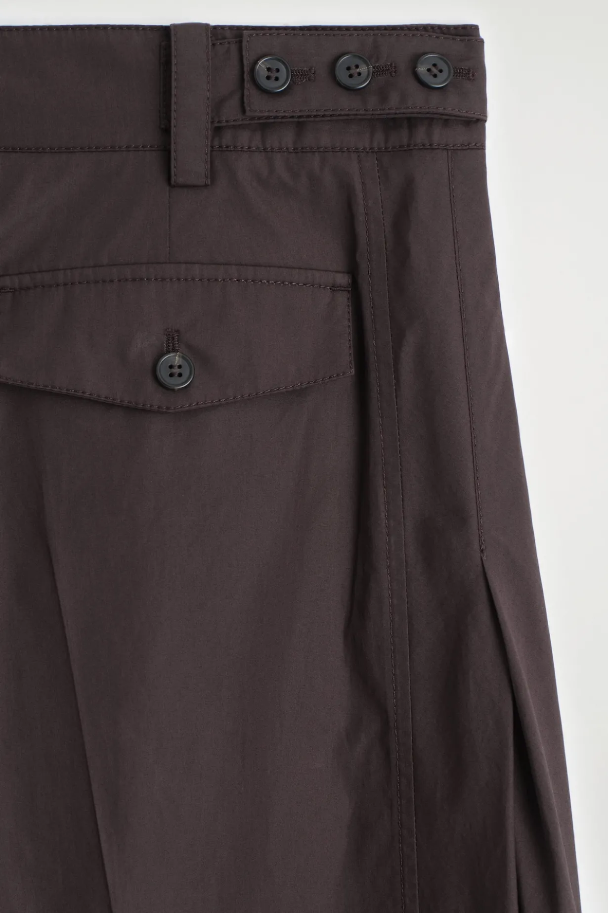 BAUMWOLLHOSE MIT BARREL-BEIN UND FALTEN