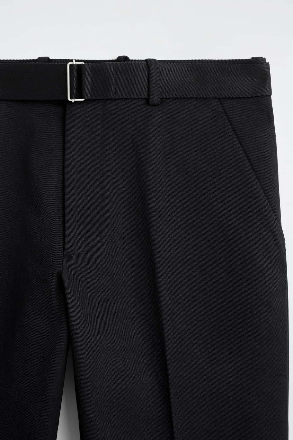 BAUMWOLLHOSE MIT GERADEM BEIN UND GÜRTEL