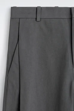 BAUMWOLLHOSE MIT WEITEM BEIN UND FALTEN
