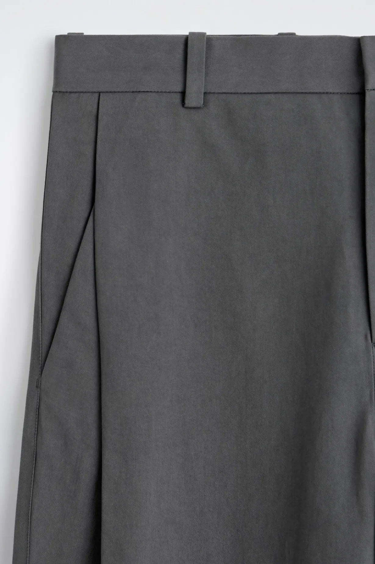 BAUMWOLLHOSE MIT WEITEM BEIN UND FALTEN