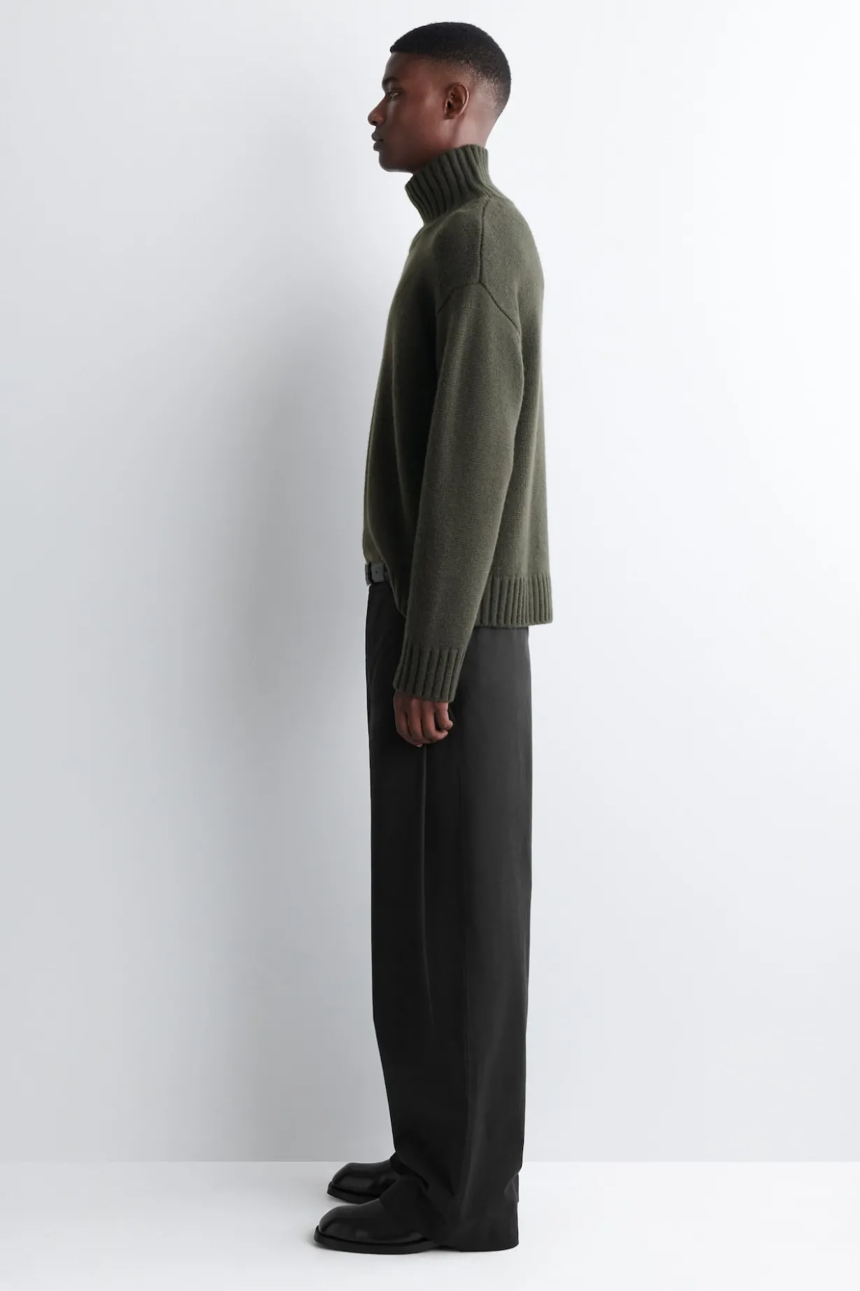 BAUMWOLLHOSE MIT WEITEM BEIN UND FALTEN
