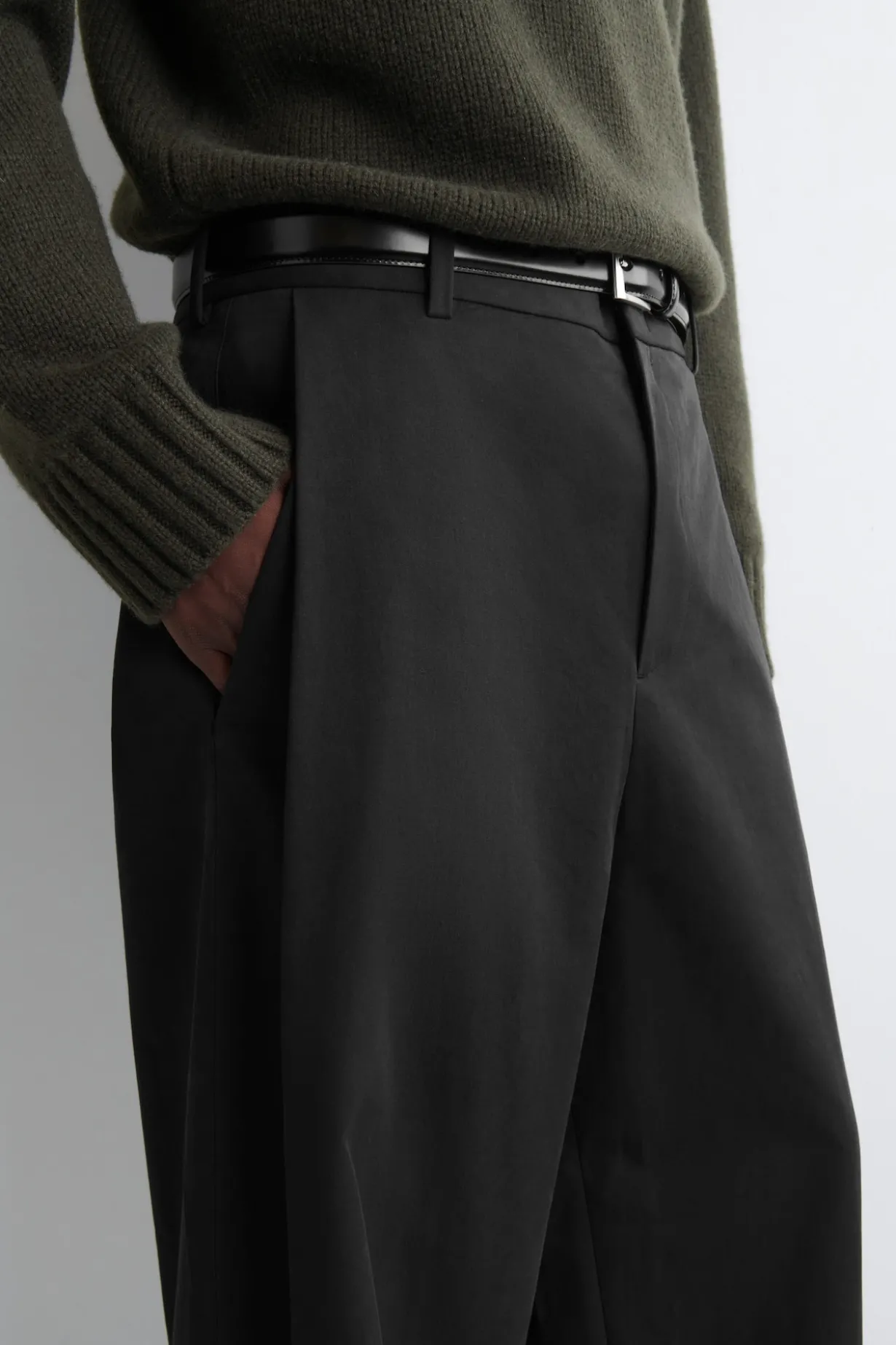 BAUMWOLLHOSE MIT WEITEM BEIN UND FALTEN