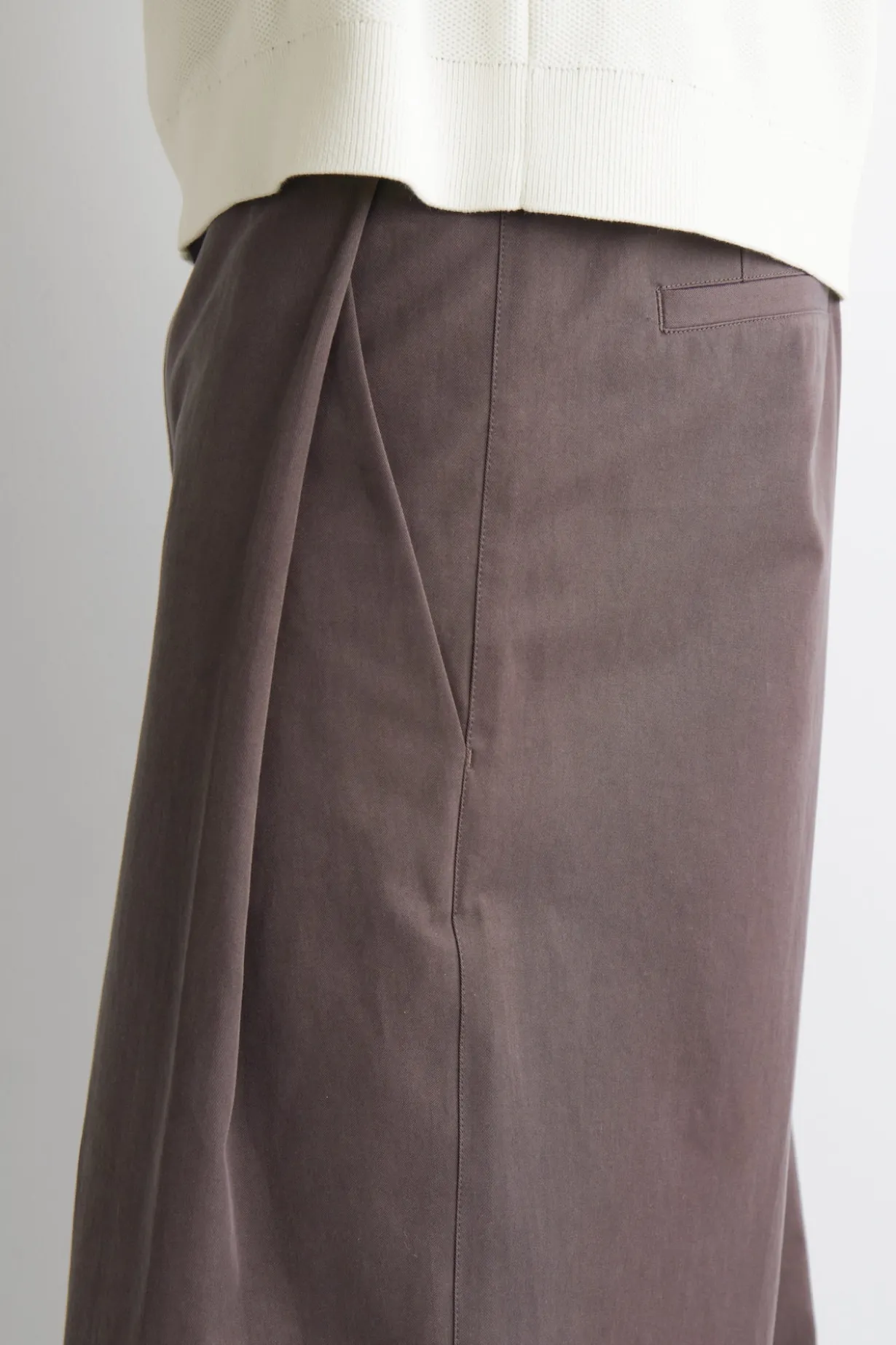 BAUMWOLLHOSE MIT WEITEM BEIN UND FALTEN