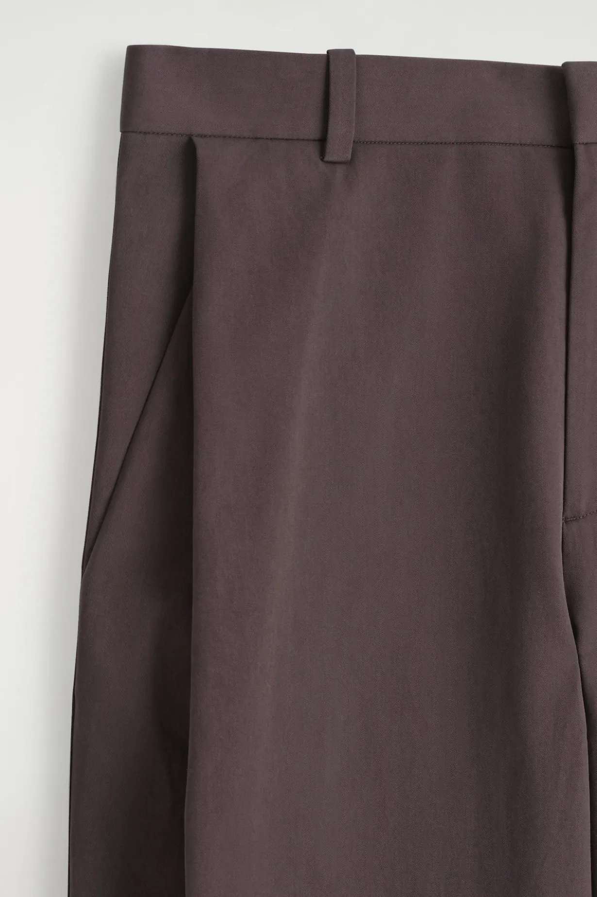 BAUMWOLLHOSE MIT WEITEM BEIN UND FALTEN
