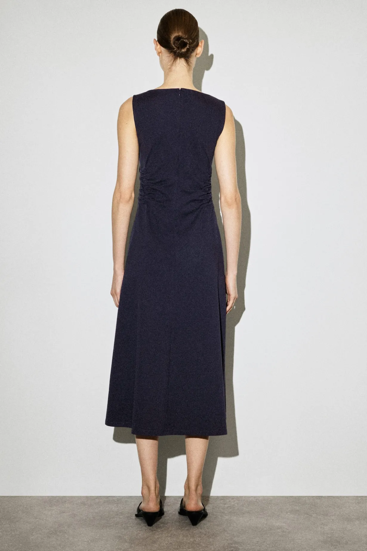 BAUMWOLLJERSEY-MIDIKLEID MIT RÜSCHEN AN DER TAILLE