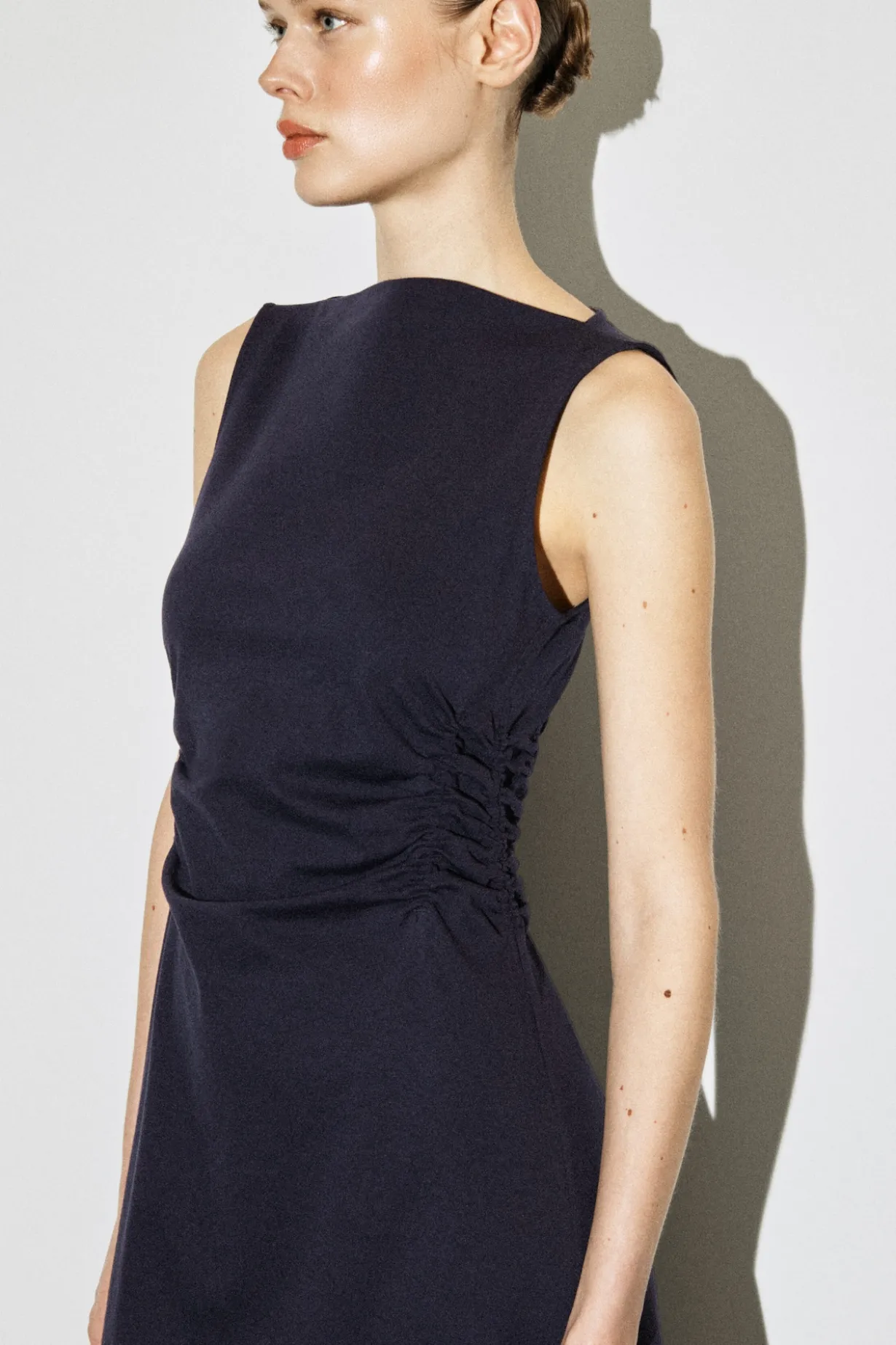 BAUMWOLLJERSEY-MIDIKLEID MIT RÜSCHEN AN DER TAILLE
