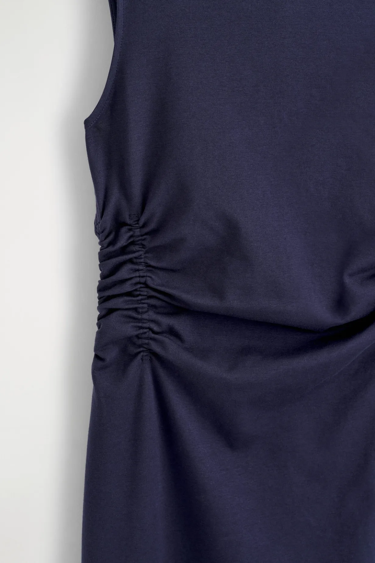 BAUMWOLLJERSEY-MIDIKLEID MIT RÜSCHEN AN DER TAILLE