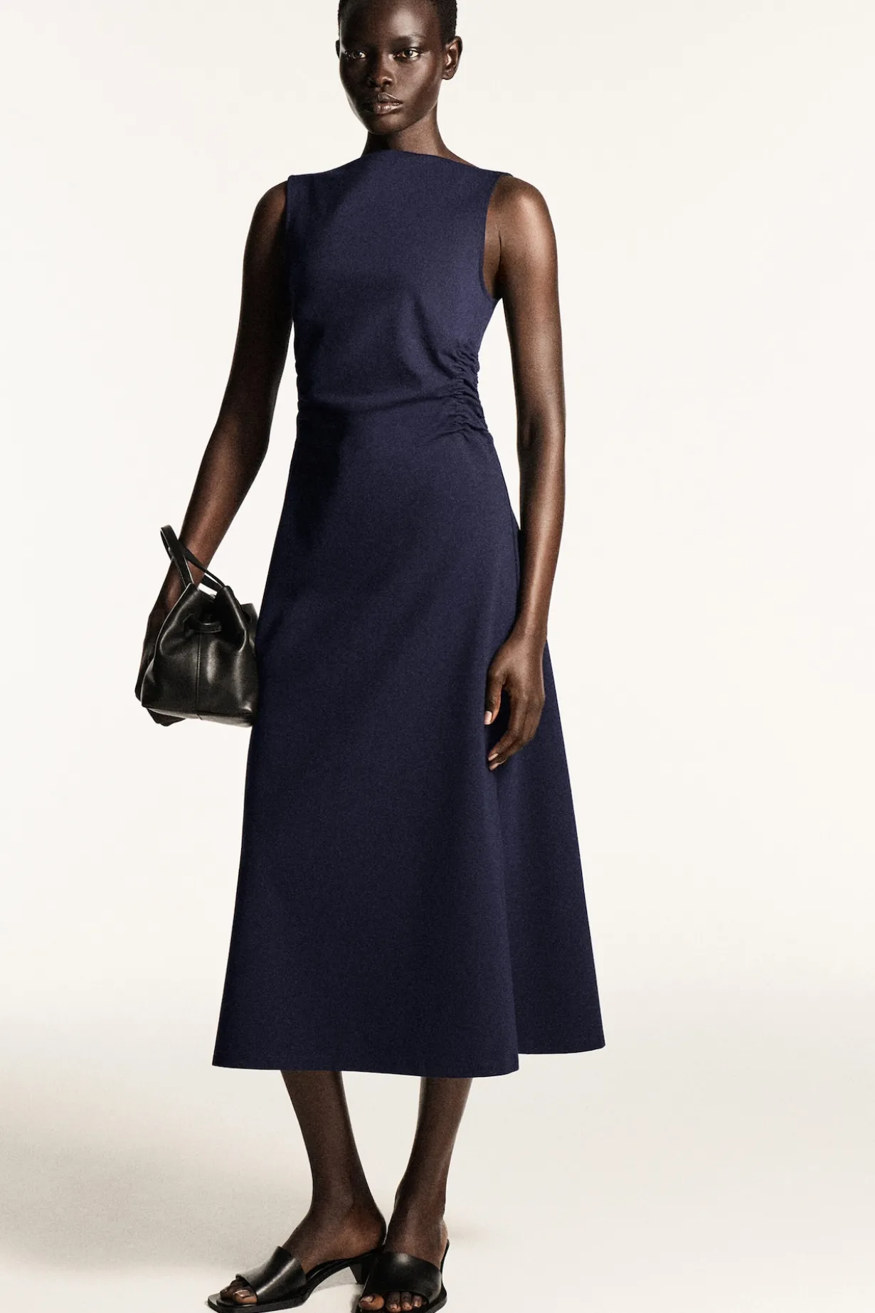 BAUMWOLLJERSEY-MIDIKLEID MIT RÜSCHEN AN DER TAILLE