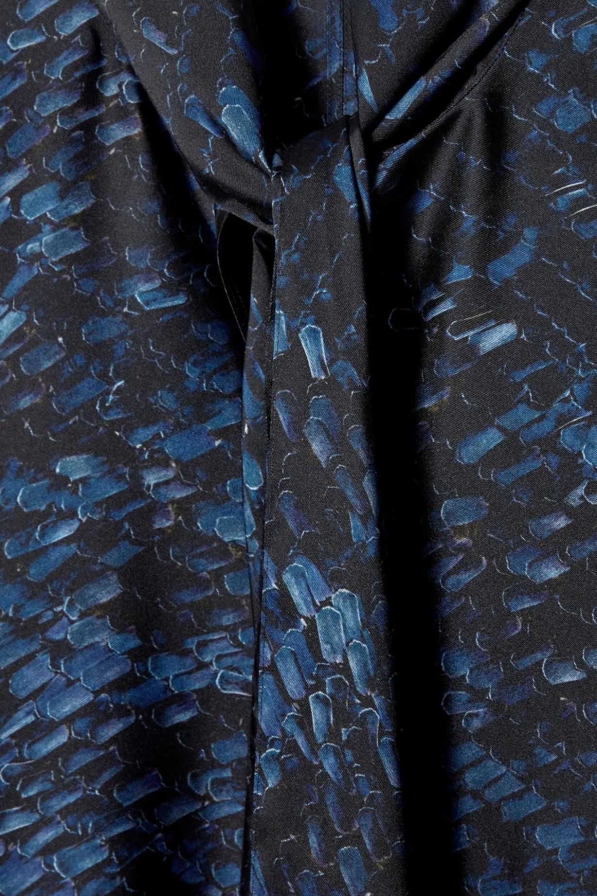 BEDRUCKTES MIDIKLEID MIT SCHALDETAIL