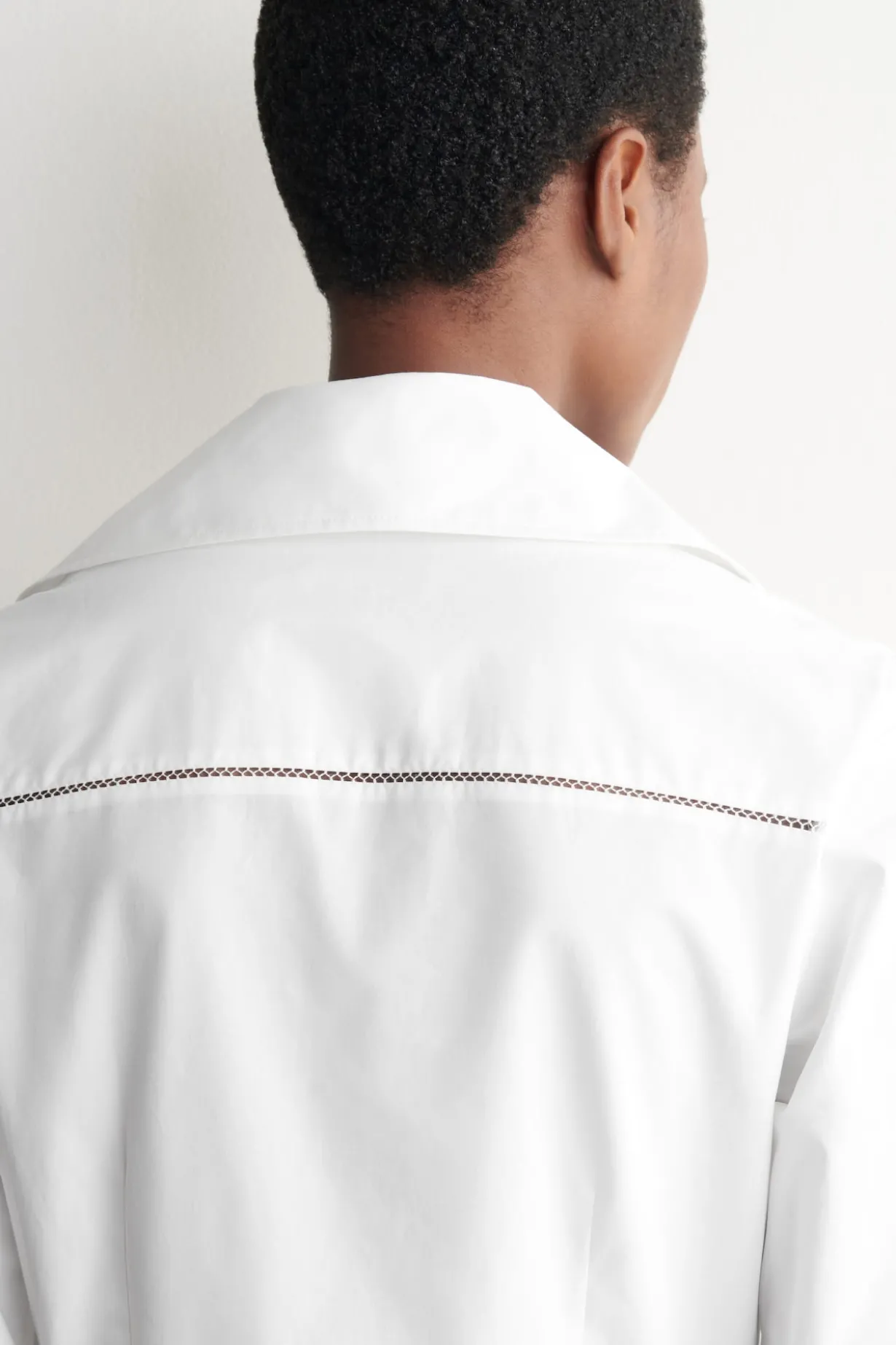 BESTICKTES MIDIKLEID AUS PIMA-BAUMWOLLE