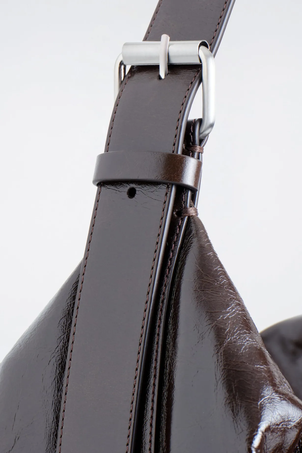 BEUTELTASCHE AUS LEDER MIT SCHNALLE