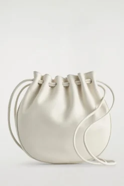 BEUTELTASCHE MIT RAFFUNGEN - LEDER